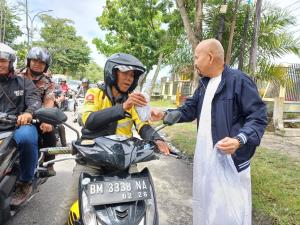 Jumat Berkah, PWI Riau Berbagi 600 Nasi Bungkus untuk Pengendara
